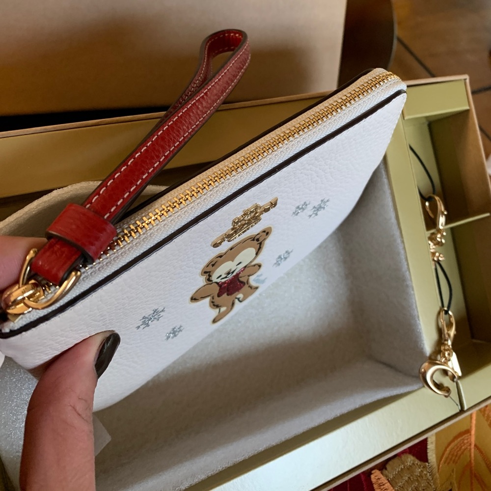 Authentic COACH Pebbled leather 🎄🧸 top zip wristlet with 2 charms in Gift box - Picture 7 of 11